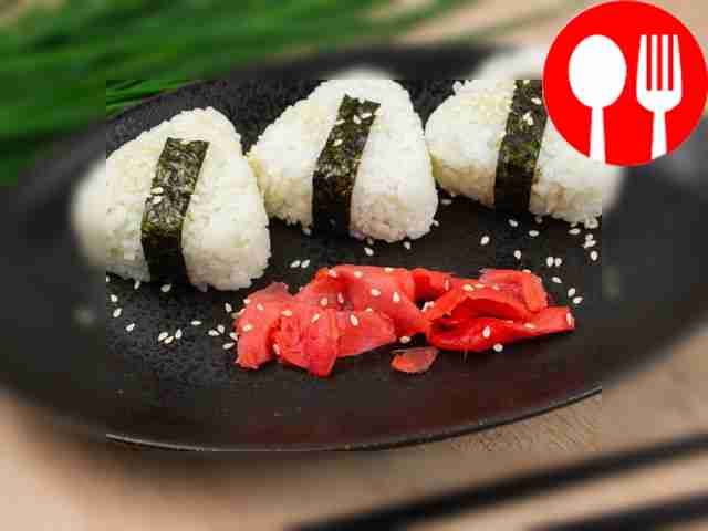 Онигири с красной рыбой