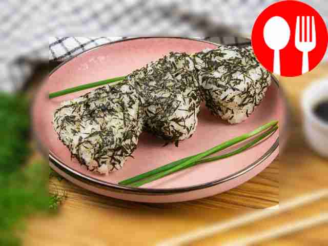 Онигири с красной рыбой и зеленью