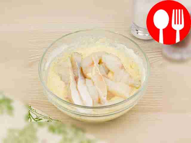 Разрежьте филе судака на средние кусочки и...