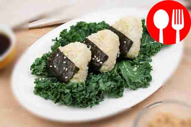 Онигири с тунцом и репчатым луком