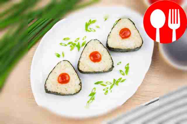 Онигири с крабовыми палочками и творожным сыром Onigiri with crab sticks and cream cheese