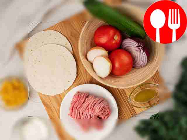 Разморозьте фарш, помойте овощи и откройте...