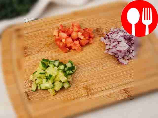 Измельчите помидоры, репчатый лук, огурец и...