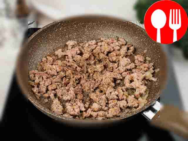 Разогрейте сковороду с небольшим количеством...