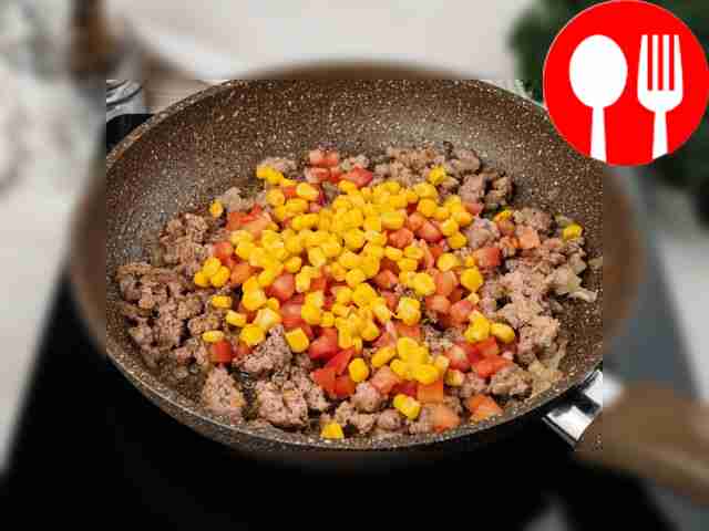 Добавьте в фарш немного помидоров и кукурузу....