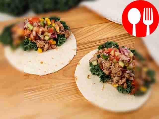 Разогрейте такос в духовке четыре минуты....