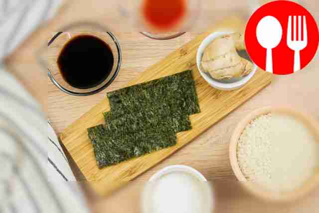 Хорошенько промойте рис под проточной водой.