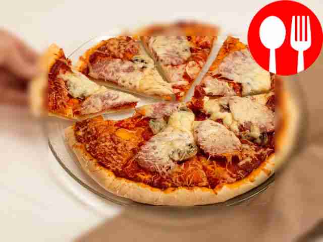 Пицца с грибами, колбасой салями, сырами пармезан и моцарелла