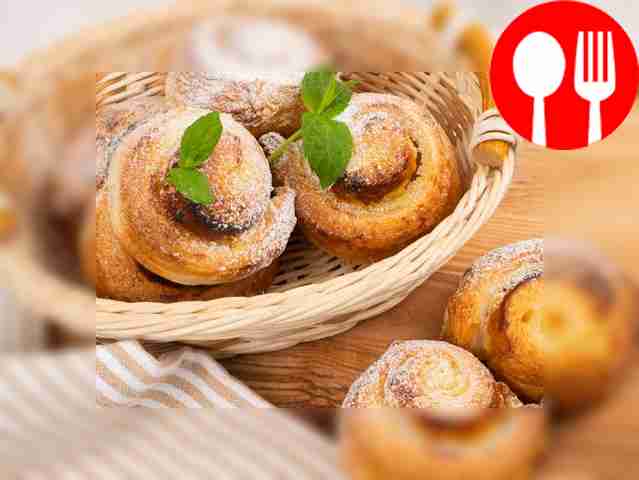 Snail buns made from puff pastry with custard