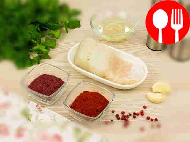 Rinse and defrost the fish. Peel the garlic.