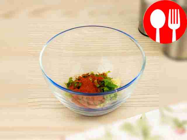 In a small bowl, combine garlic, parsley and paprika.