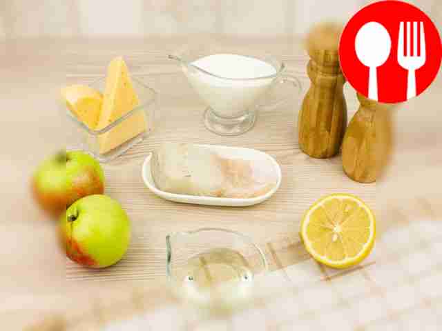 Вымойте яблоки и очистите их от кожицы....