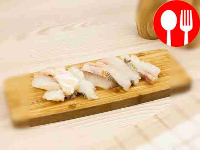 Разрежьте рыбу на крупные куски одинакового размера.