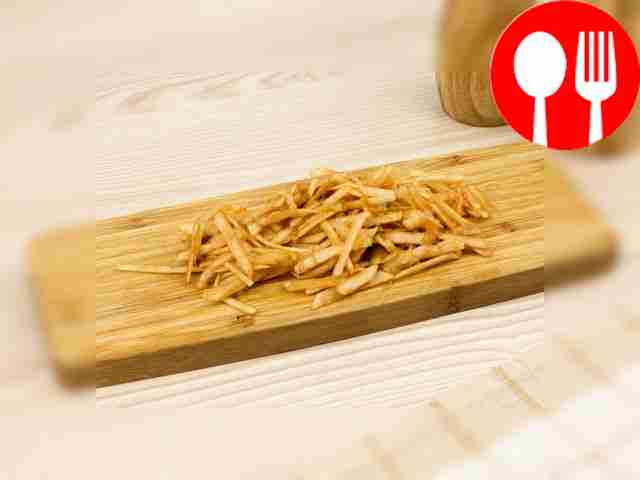 Натрите яблоко и сыр на крупной тёрке.