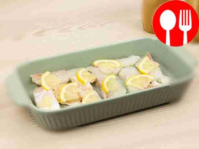 Слегка смажьте форму для запекания...