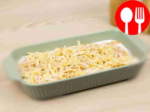 Над рыбой равномерно распределите тертые...