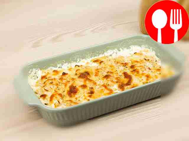 Запекайте рыбу в духовке, разогретой до 180...