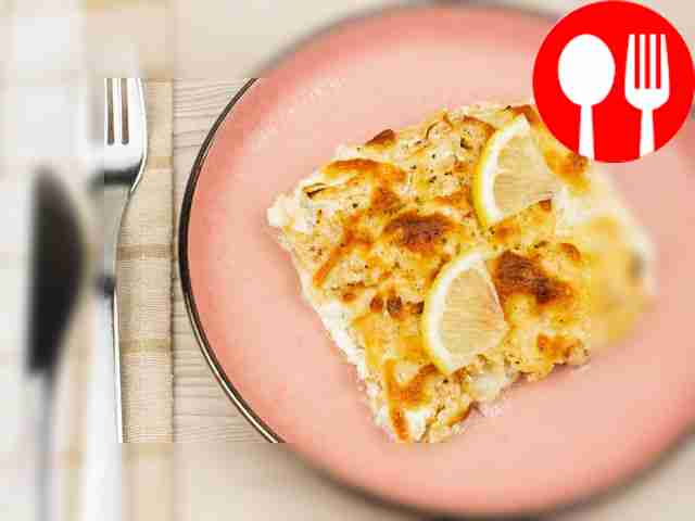 Разрежьте запеканку на порции и разложите по...