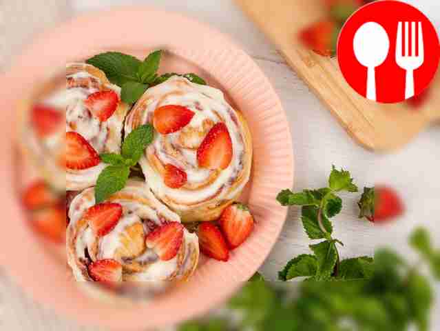 Cinnabons with fresh strawberries