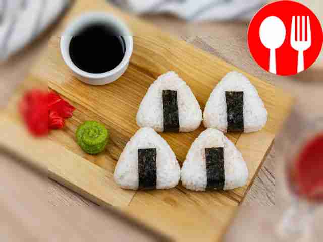 Онигири с помидорками черри и соусом шрирача