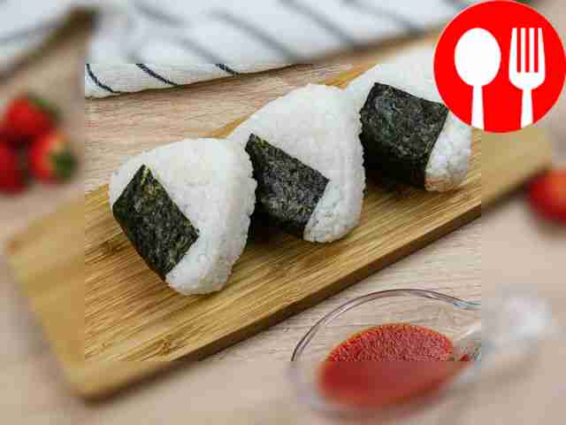 Онигири с клубникой и творожным сыром