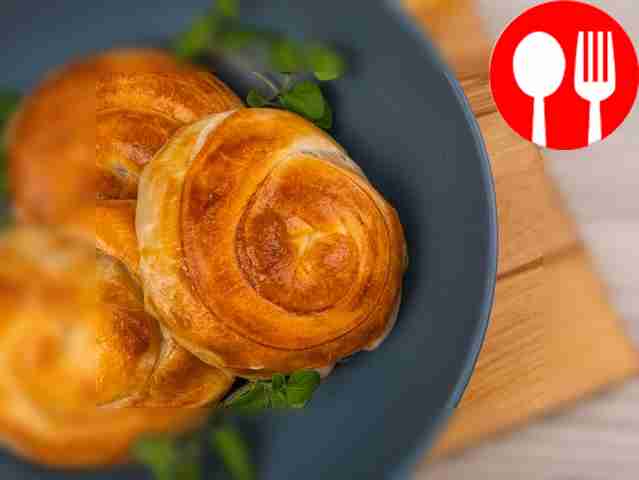 Snails from yeast dough with minced meat