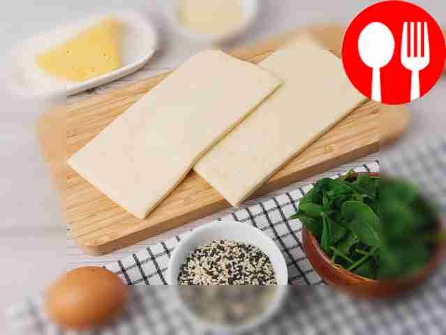 Thaw the puff pastry and rinse the spinach...