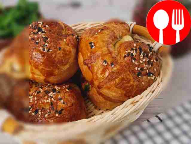 Puff pastry snails with spinach