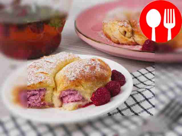 Puff pastry snail with cottage cheese and raspberries