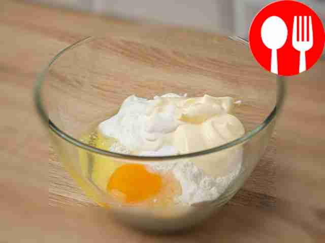 Возьмите глубокую миску. В неё положите...