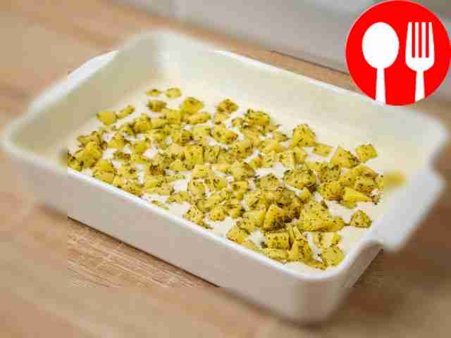 Смажьте форму для запекания сливочным маслом,...