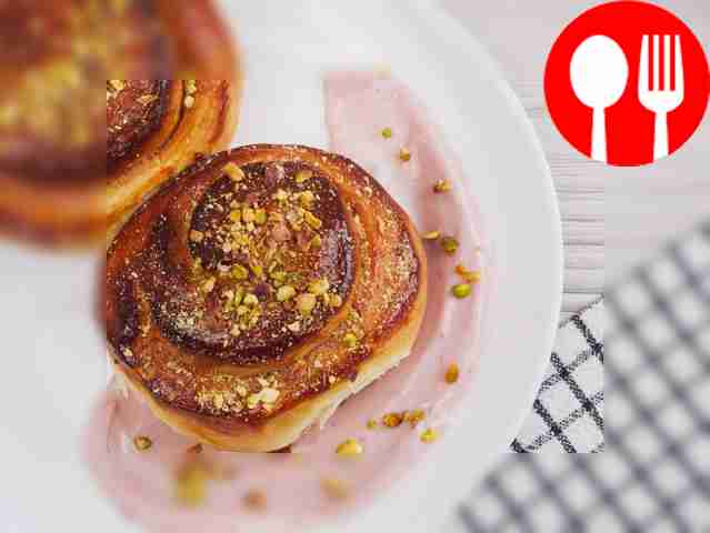 Малиновые улитки с рикоттой и фисташками