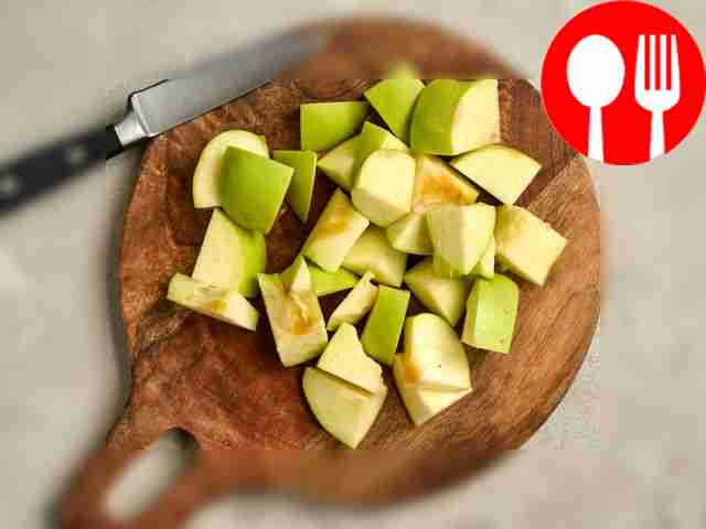 Айву подготовьте: очистите её и нарежьте...