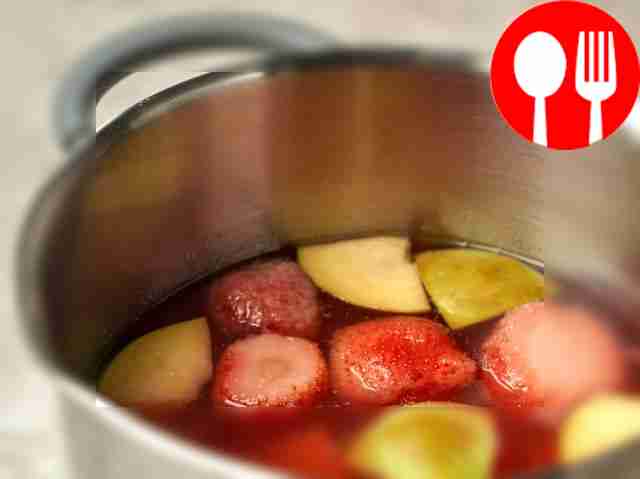 Приготовьте компот. В кастрюлю влейте воду и...