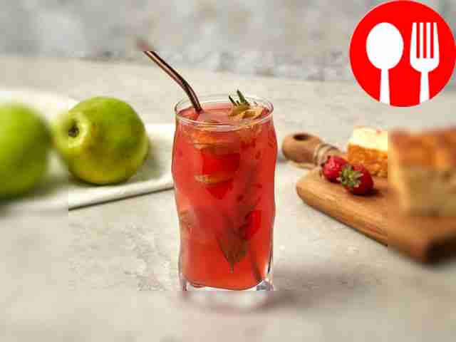 Компот из айвы с замороженной клубникой