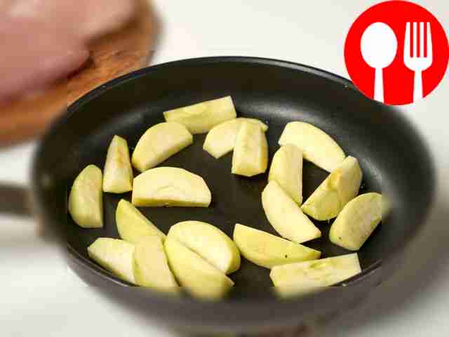 Prepare the quince. Pour 50 ml of water into...