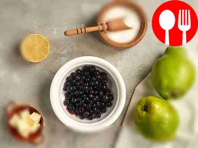 Промойте айву, затем срежьте верхнюю часть и...