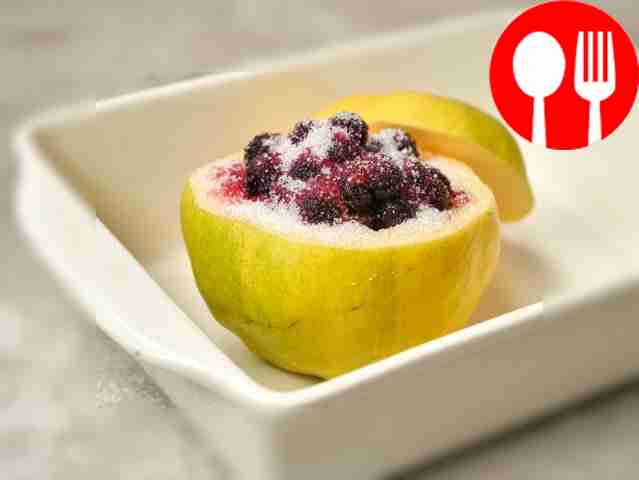 Приготовьте блюдо. Айву сбрызните лимонным...