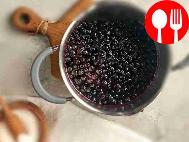 Приготовьте соус: в кастрюлю влейте немного...