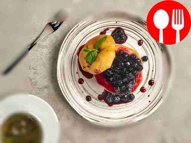 Подавайте айву, политую ягодным соусом. Чтобы...