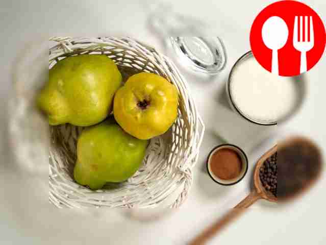 Айву помойте, удалите сердцевину и нарежьте...