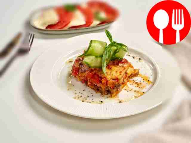 Мусака с томатным соусом