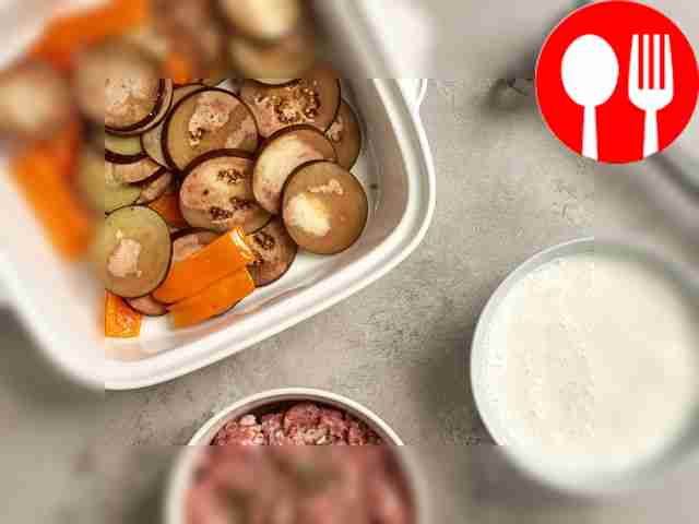 Подготовьте ингредиенты: овощи, соус и фарш....