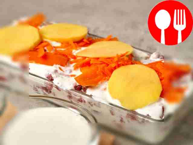 Запекайте мусаку. Картофель нарежьте...