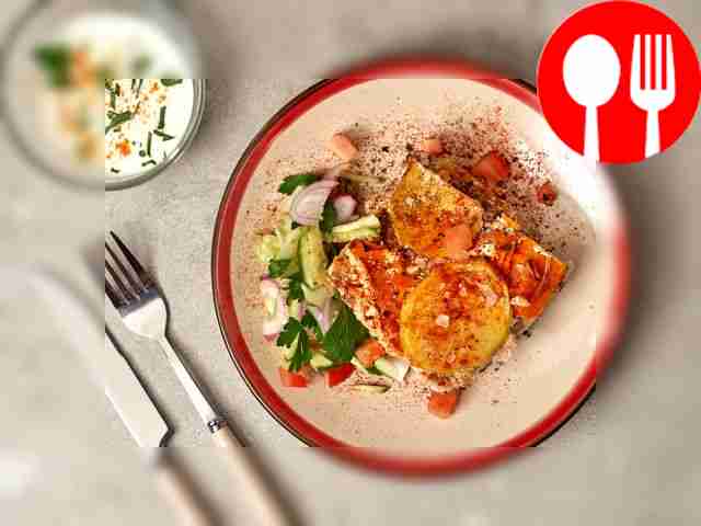 Подавайте мусаку с простоквашей, украшая блюдо...