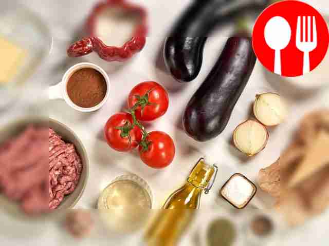 Вымойте баклажаны, срежьте плодоножки и острым...