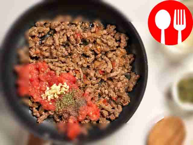 Приготовьте начинку. Разогрейте в сковороде...