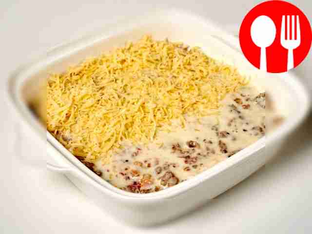 Запеките мусаку. Смазать форму для выпечки...