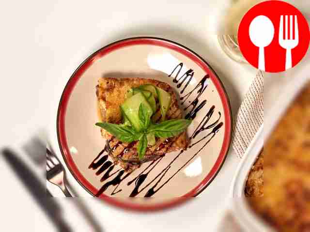 Мусака может подаваться как горячей, так и...