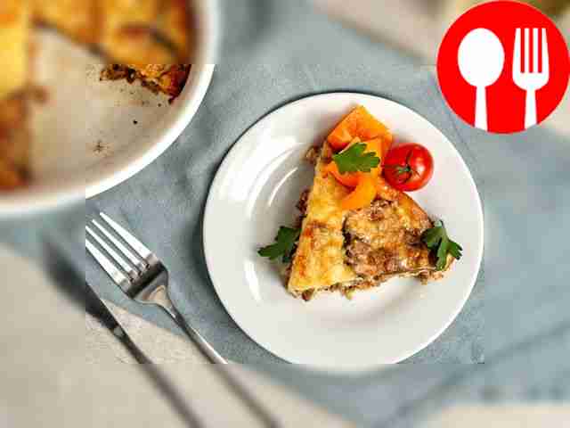 Разложите на тарелке порцию мусаки, украсьте...